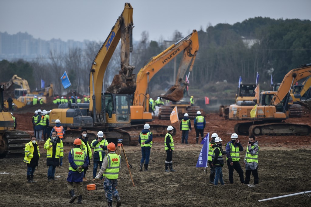 Carrera contrarreloj en Wuhan para construir un hospital en 10 días