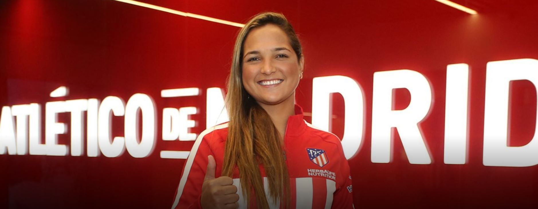 ¡RADIANTE! Así se ve Deyna Castellanos con el uniforme colchonero (Fotos)