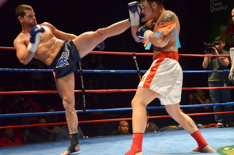 ¡Impresionante doble nocaut! Boxeadores caen al suelo simultáneamente tras propinarse el mismo golpe (Video)