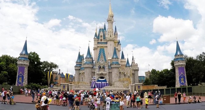 Esta es la cantidad que ofrece una empresa para que visites Disney junto a un acompañante