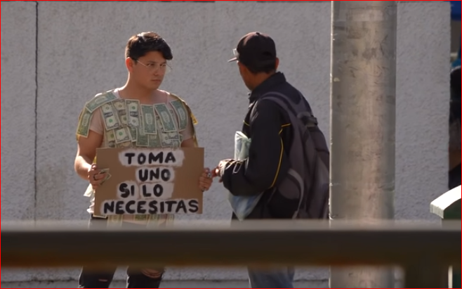 ¿Cómo reaccionarías tú? Se forró de dólares y salió a las calles para ayudar a los más necesitados (VIDEO)