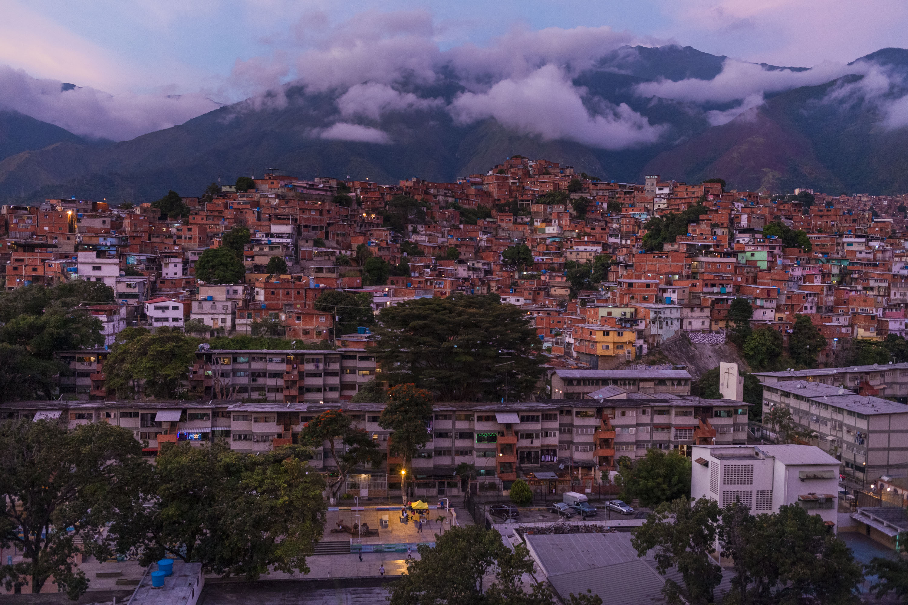 Reinició enfrentamiento entre bandas de Petare luego que las autoridades se retiraron