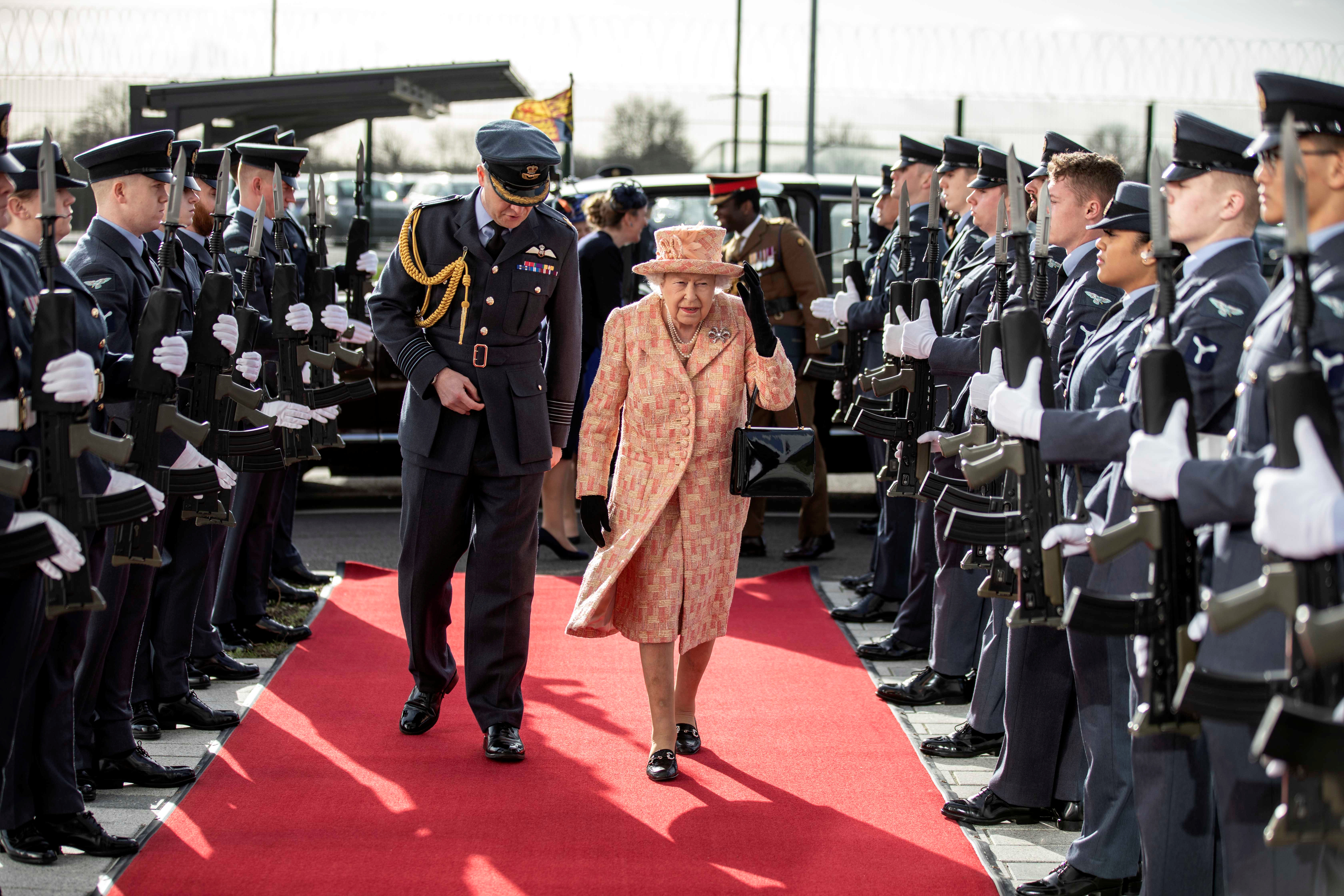 La primera aparición pública de la reina Isabel II desde la salida de Harry y Meghan