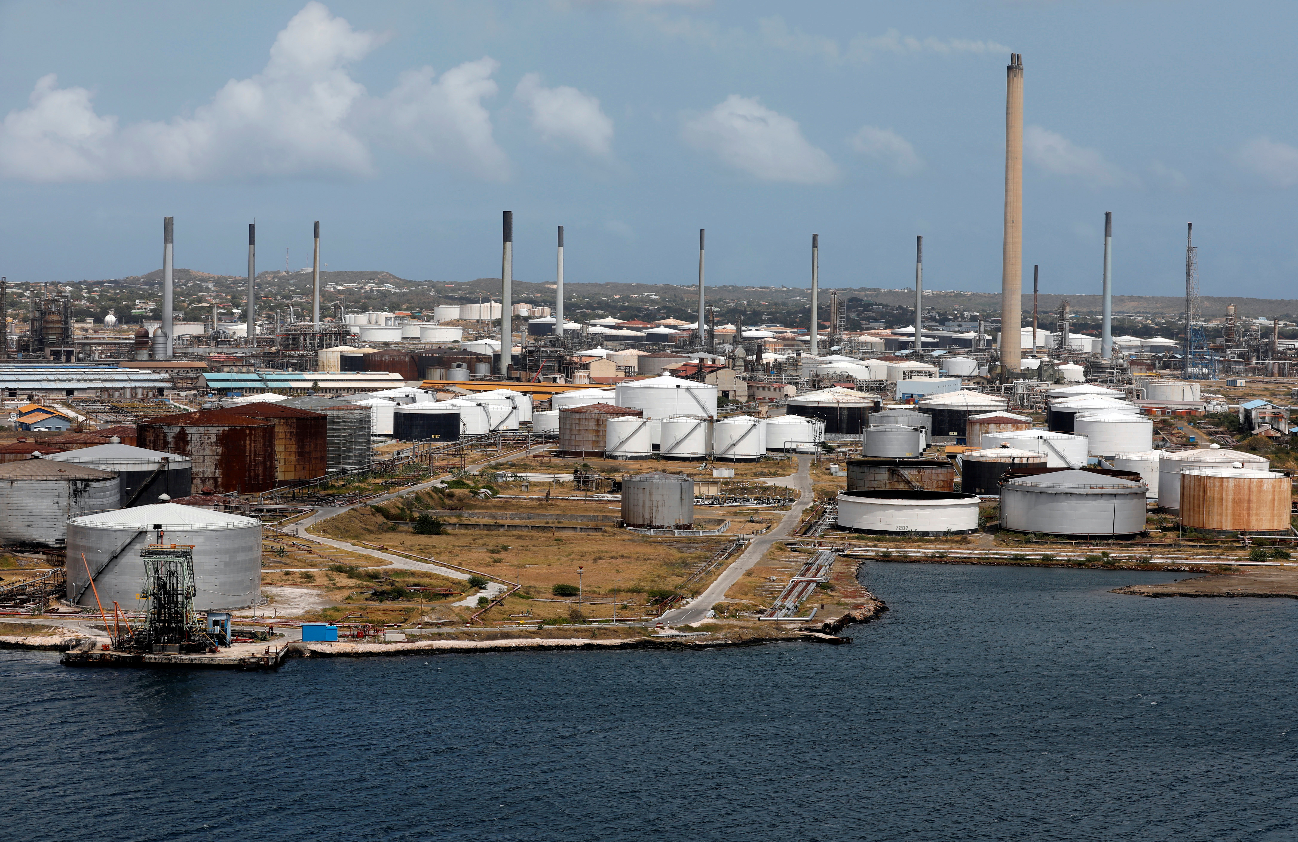 Refinerías indias planean cancelar las compras de petróleo venezolano en abril