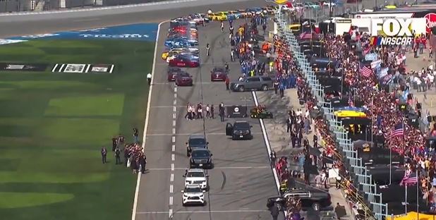 Trump dio una vueltica a bordo de su limosina “La Bestia” en la carrera Daytona 500 (Video)