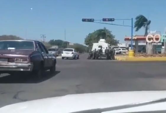 ¿Revolución a paso de perdedores? Tuvieron que empujar una tanqueta sin gasolina en Coro (VIDEO)