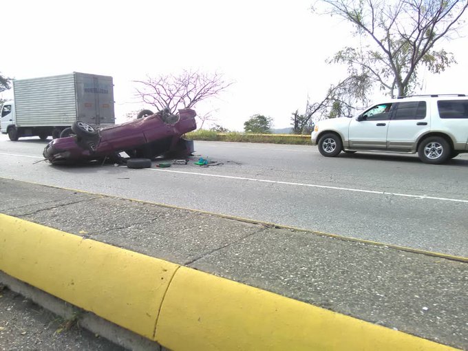 Carro se volcó en Charallave por pésimas condiciones en la vía #6Feb (Foto)