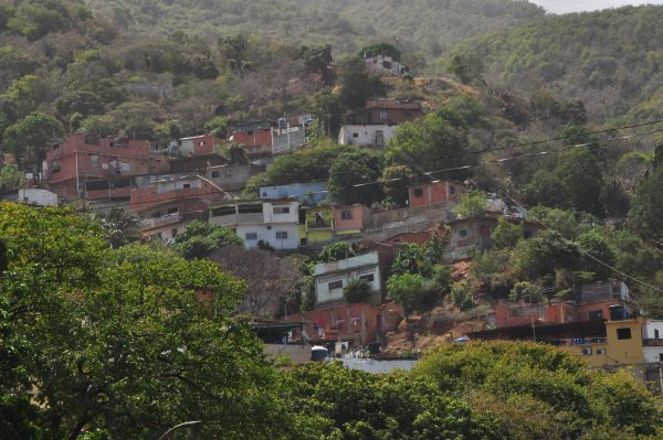 Dos semanas sin agua en Macuto pero sobran las cloacas desbordadas