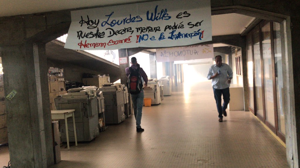 Violentos detonaron bombas lacrimógenas en Escuela de Derecho de la UCV (Fotos y Videos)