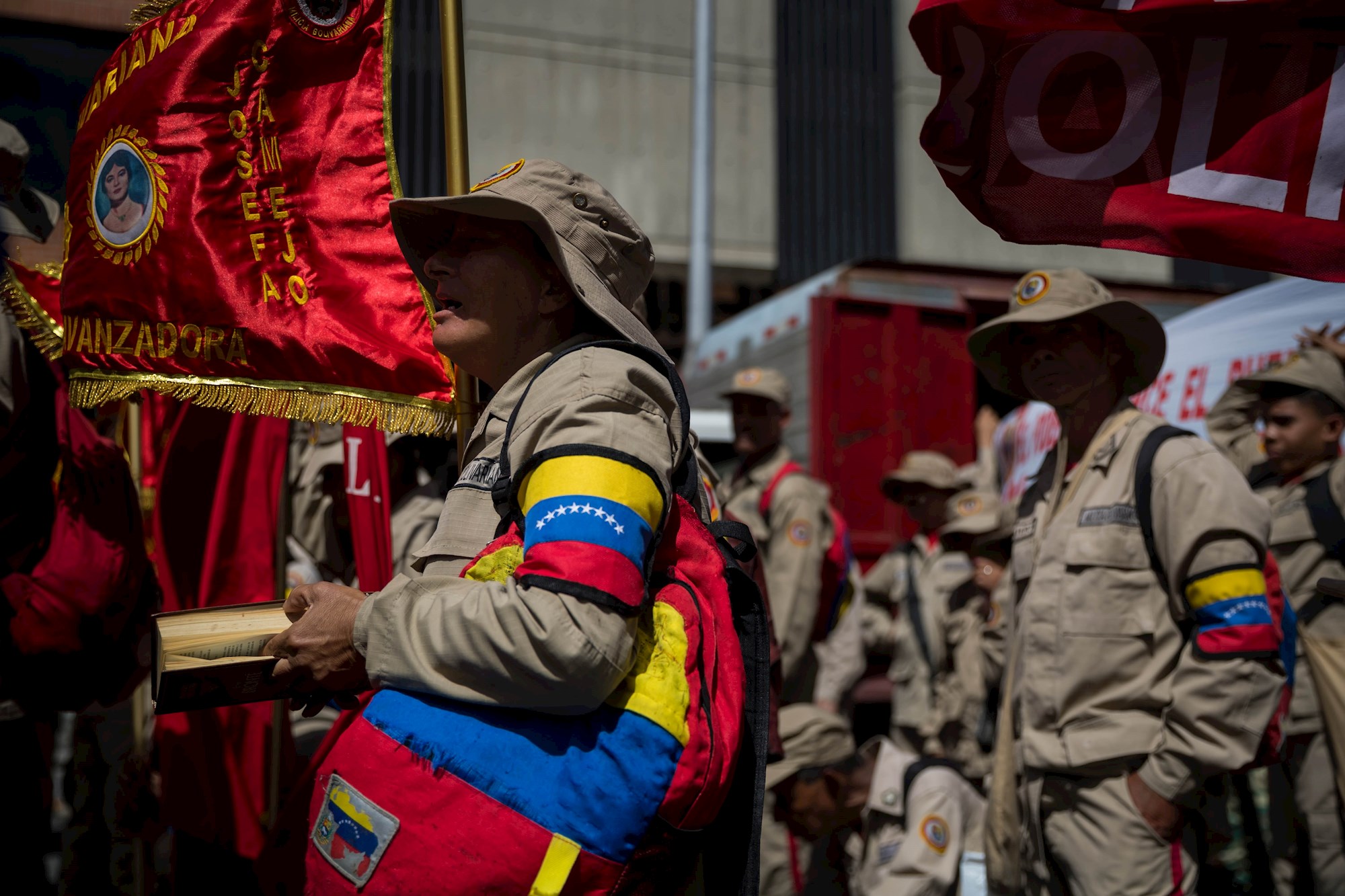 En VIDEO: Miliciano olvidado por Maduro busca entre la basura algo que calme su hambre