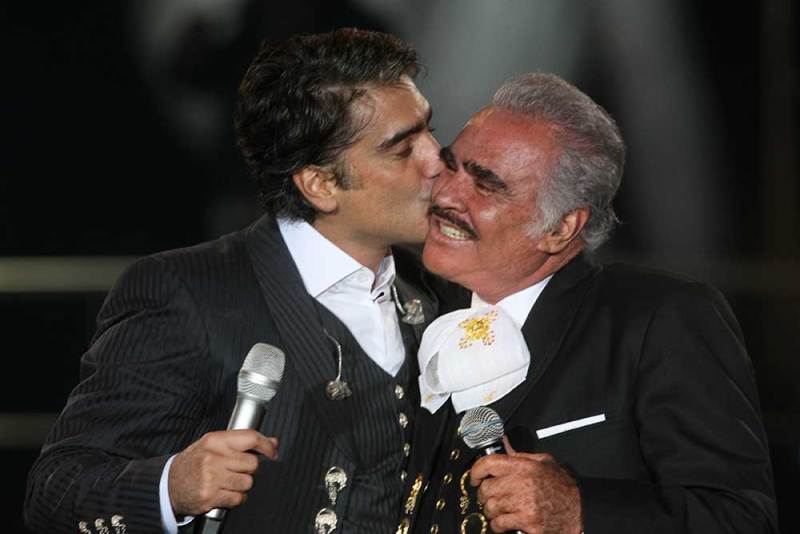 Para celebrar el cumple 80 de Vicente Fernández, su hijo Alejandro lo incluyó en su nuevo disco