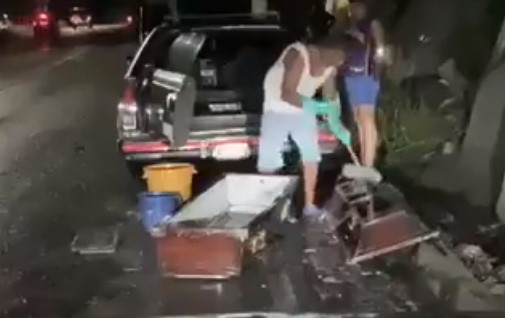 Como en las funerarias no hay agua… lavan las urnas en plena Cota Mil (VIDEO)