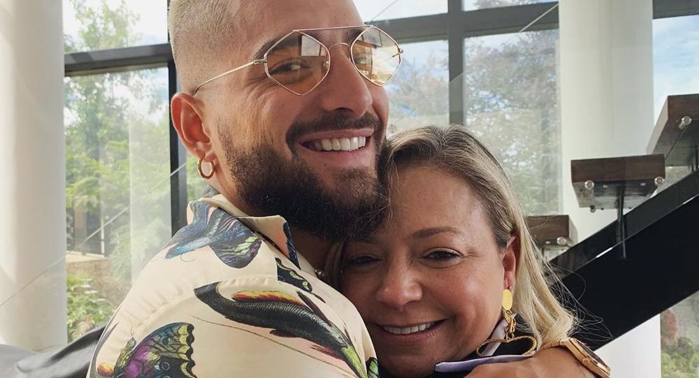 ¿Es normal? La FOTO del polémico beso en la boca de Maluma a su madre