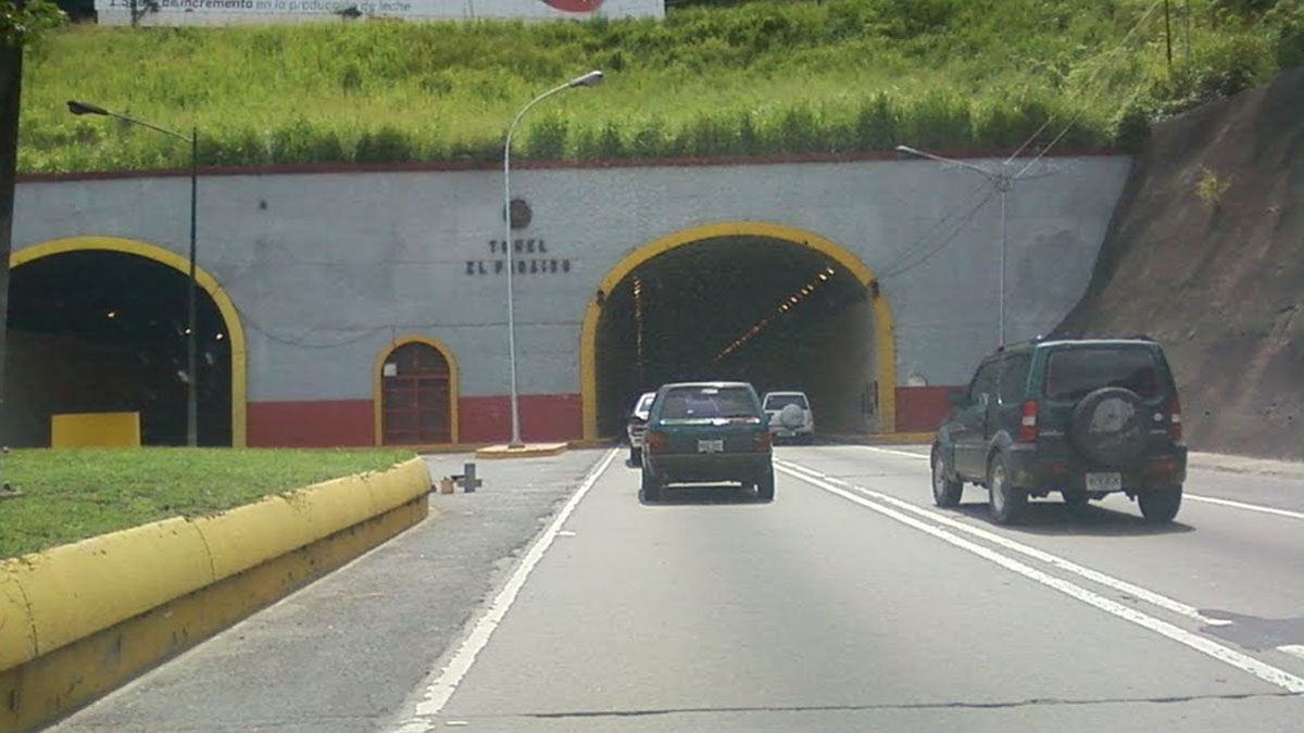 Despejaron el túnel de El Paraíso tras la aparición de hampones con armas largas