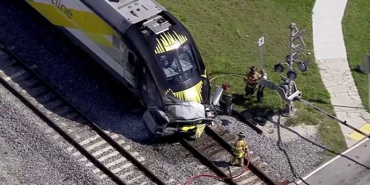 Un carro entró en las vías del tren Brightline en Pompano Beach