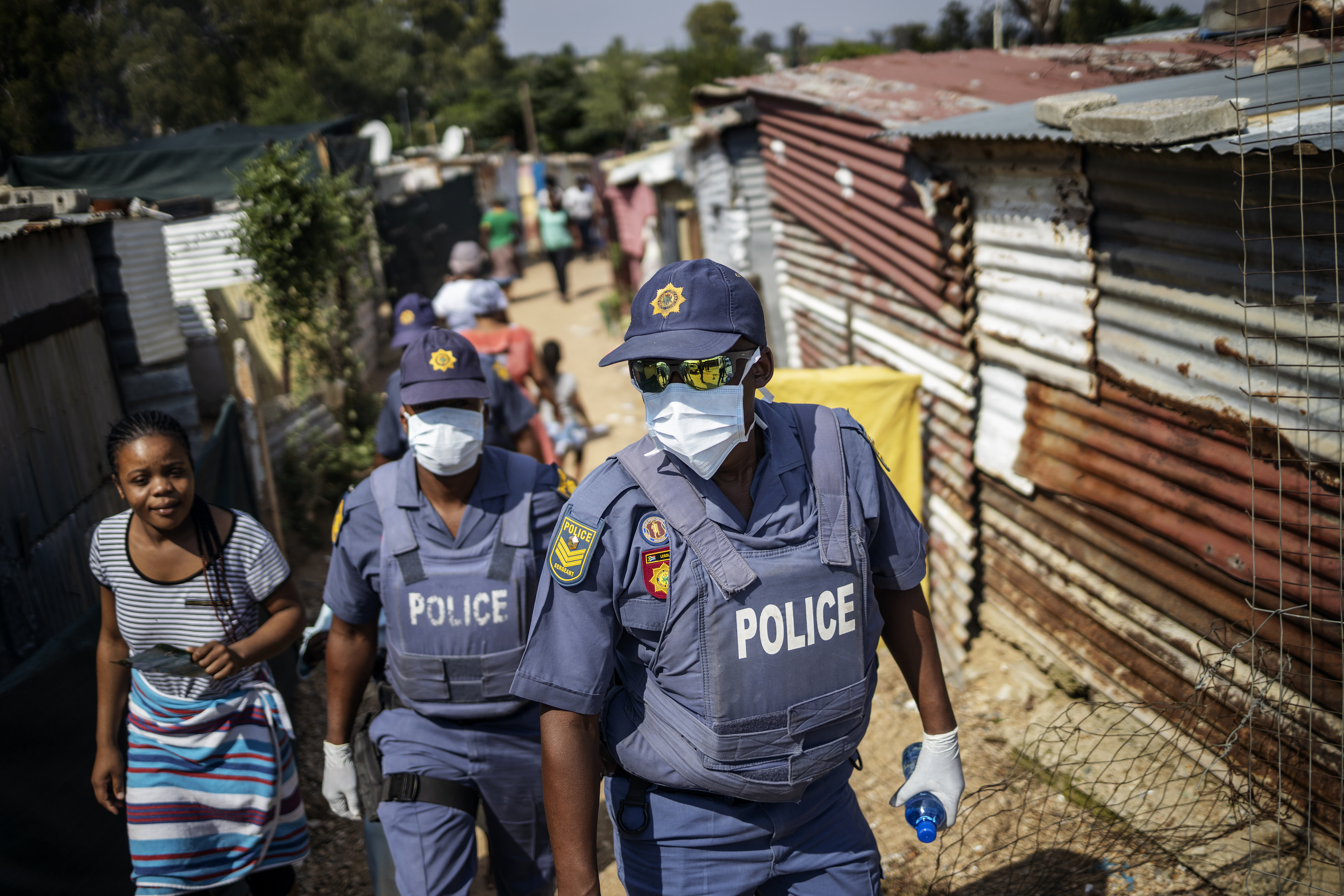 El confinamiento desata una “guerra” por poder comer en Sudáfrica