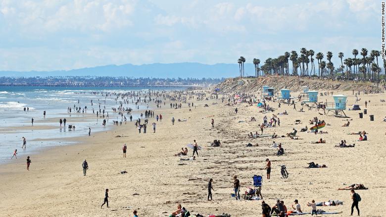 Multitud en playas de California a pesar de la cuarentena
