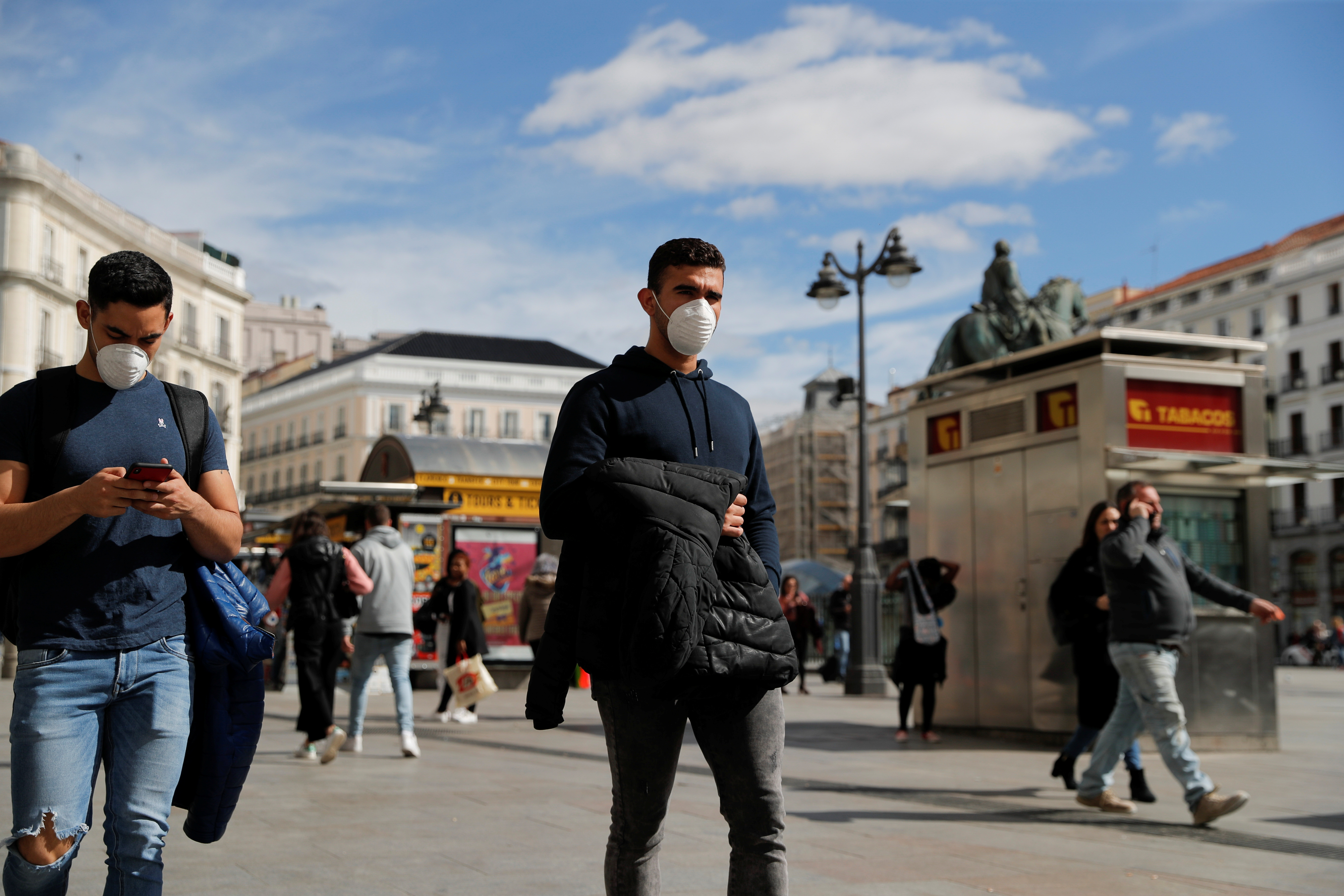 España amanece con espacios públicos cerrados y 70 mil personas en cuarentena en Cataluña