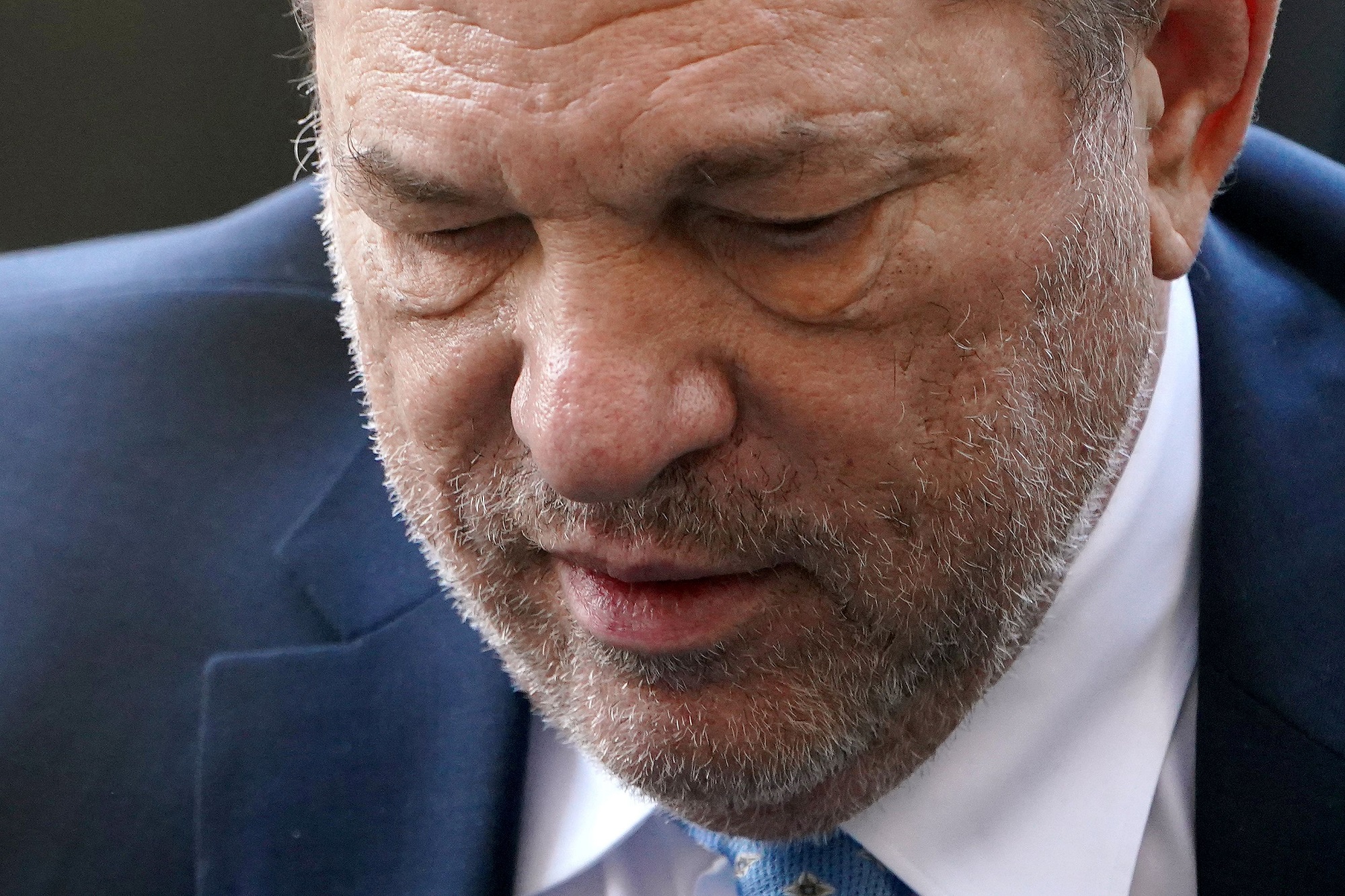 Transfieren a Harvey Weinstein a Los Ángeles para un nuevo juicio