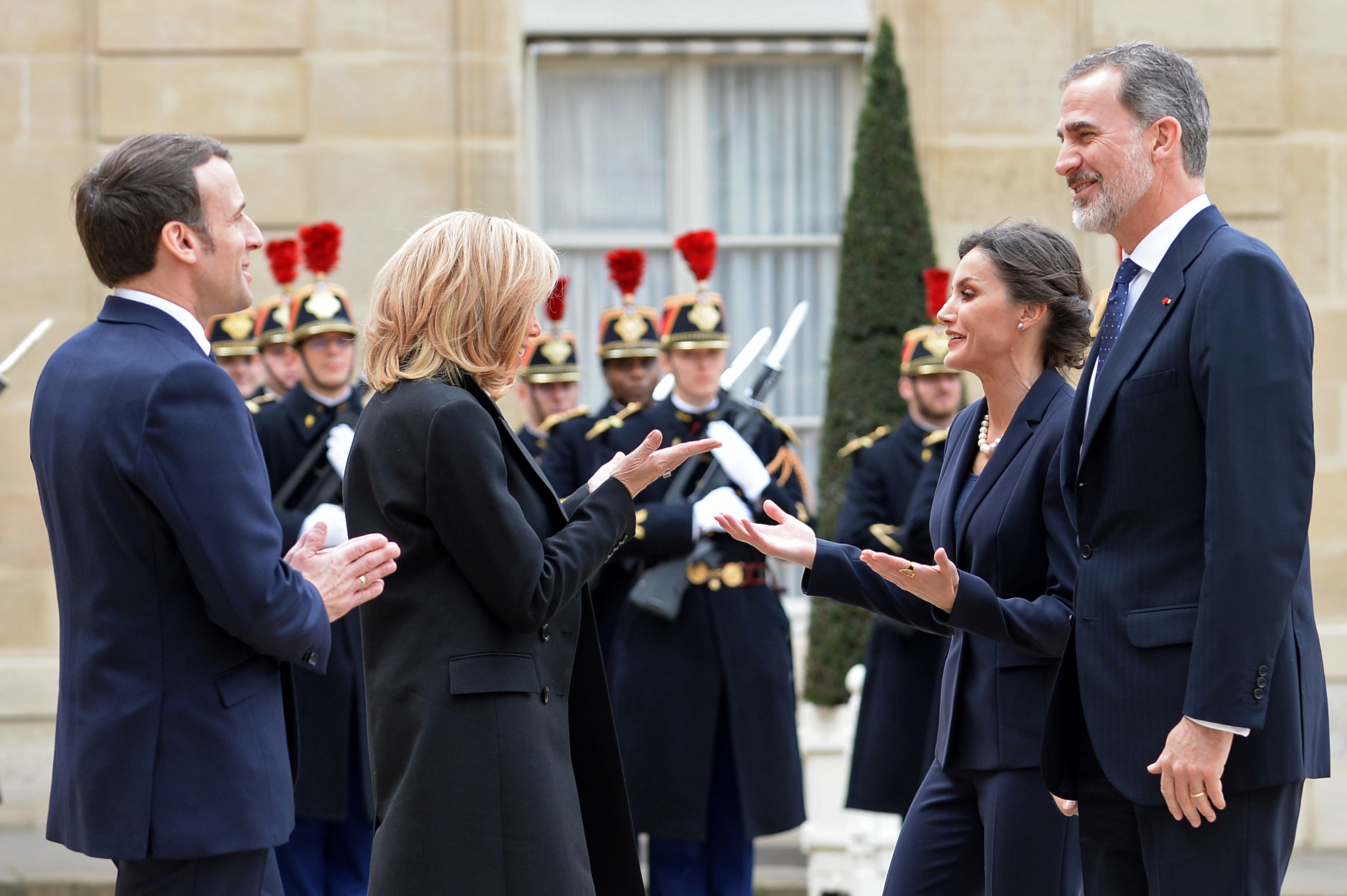 EN VIDEO: Macron y su esposa reciben a los reyes de España sin estrecharse la mano