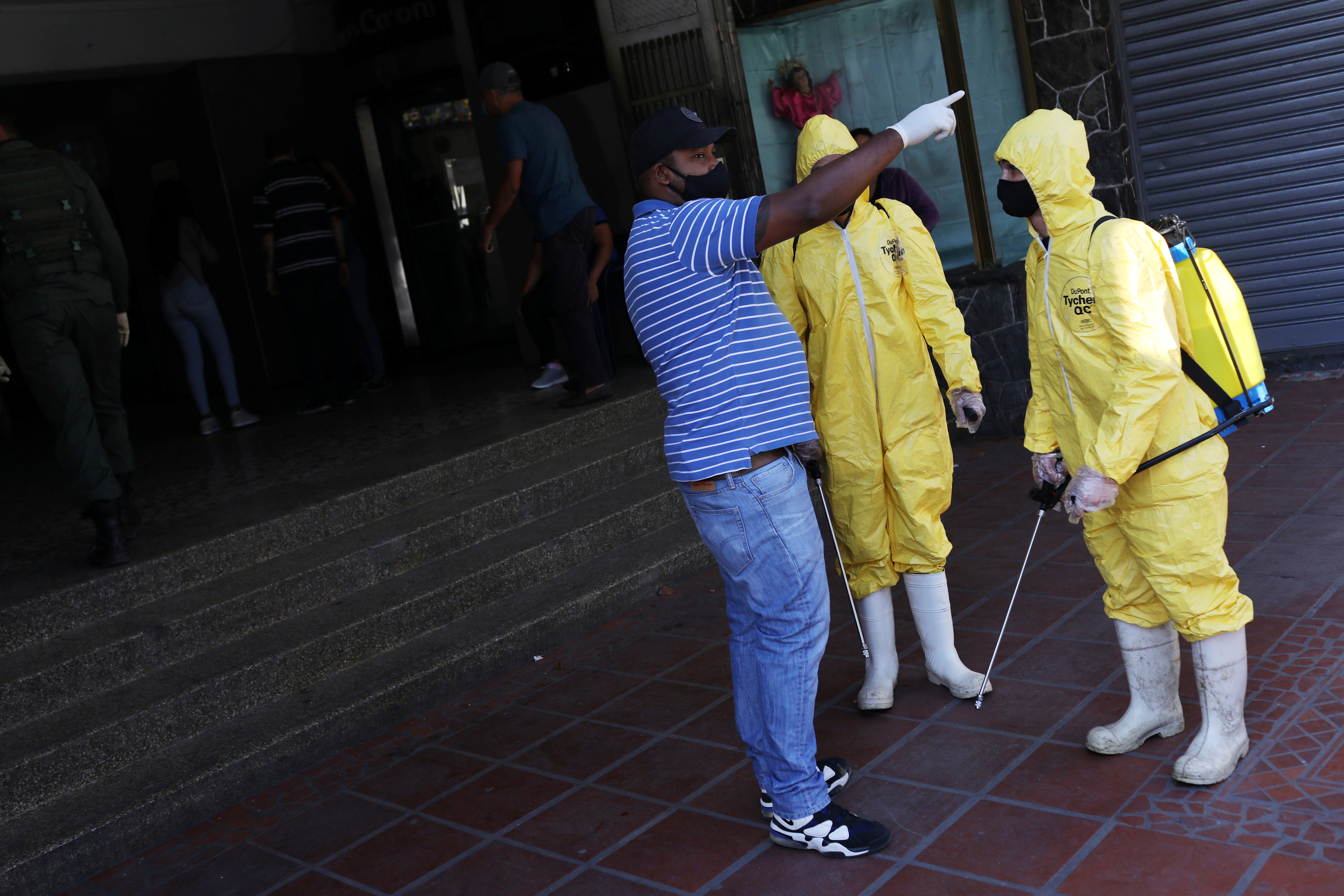 EN FOTOS: Autoridades “esterilizan” a los caraqueños para prevenir brotes de coronavirus