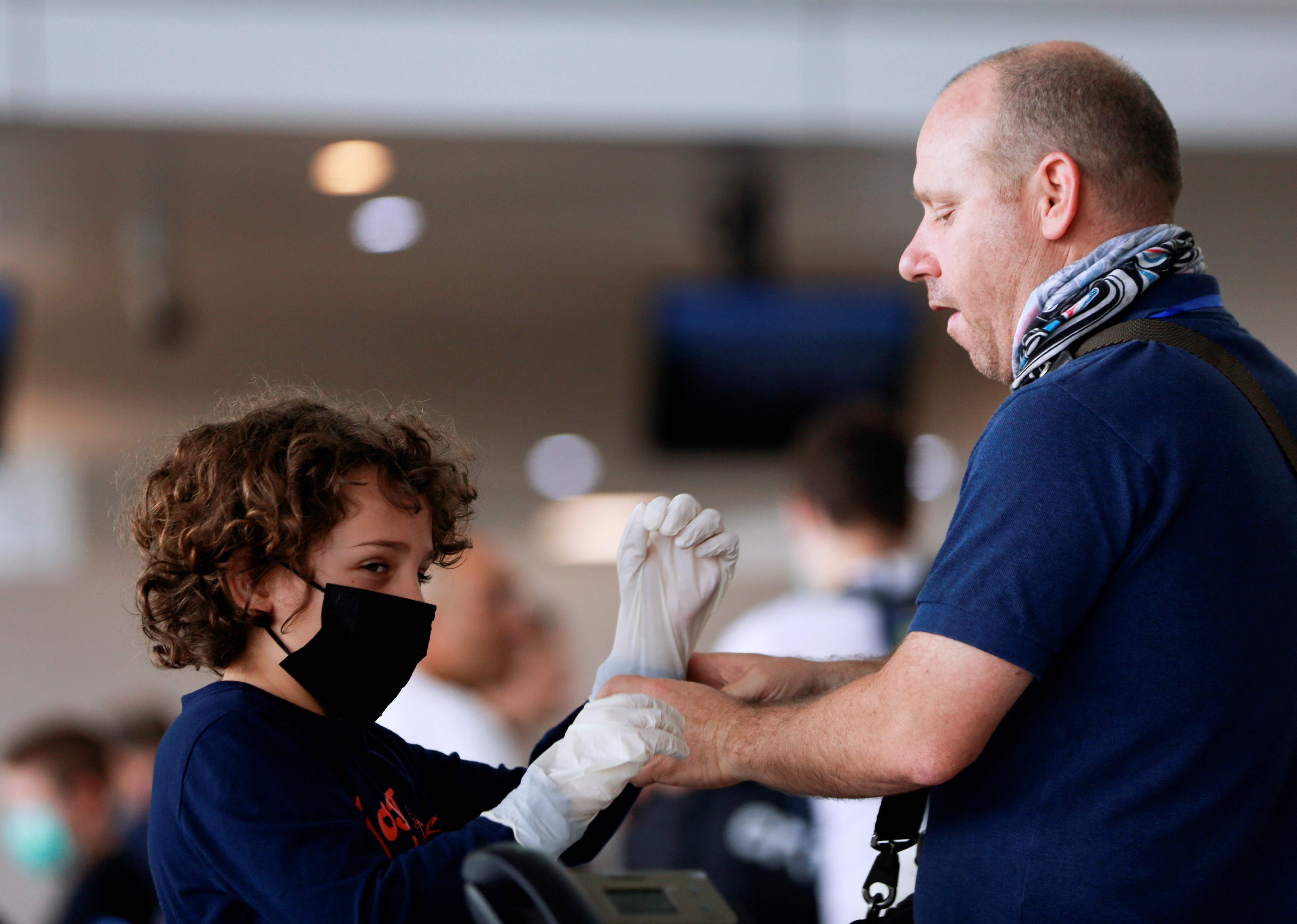 El mayor fabricante de guantes del mundo anticipa escasez por la lucha contra el coronavirus