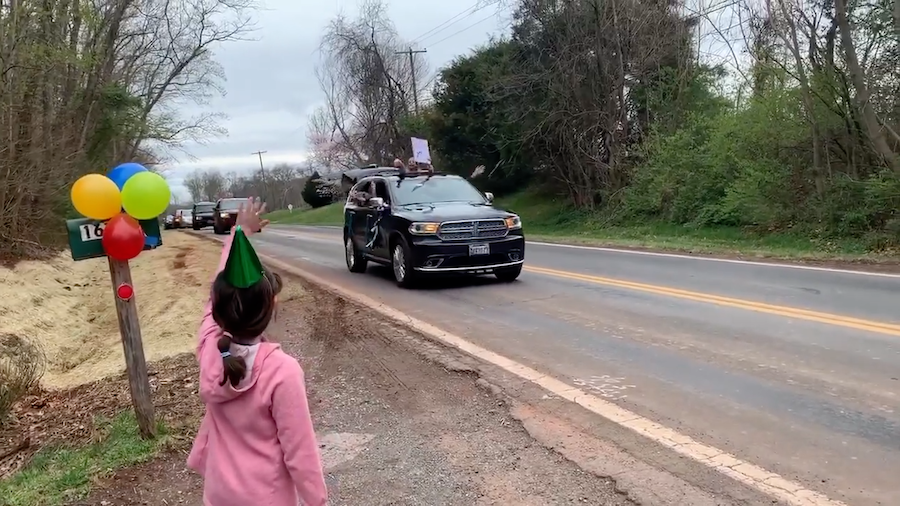 Cómo celebrar un cumpleaños de niños con distancia social: La original idea de los padres en EEUU (video)