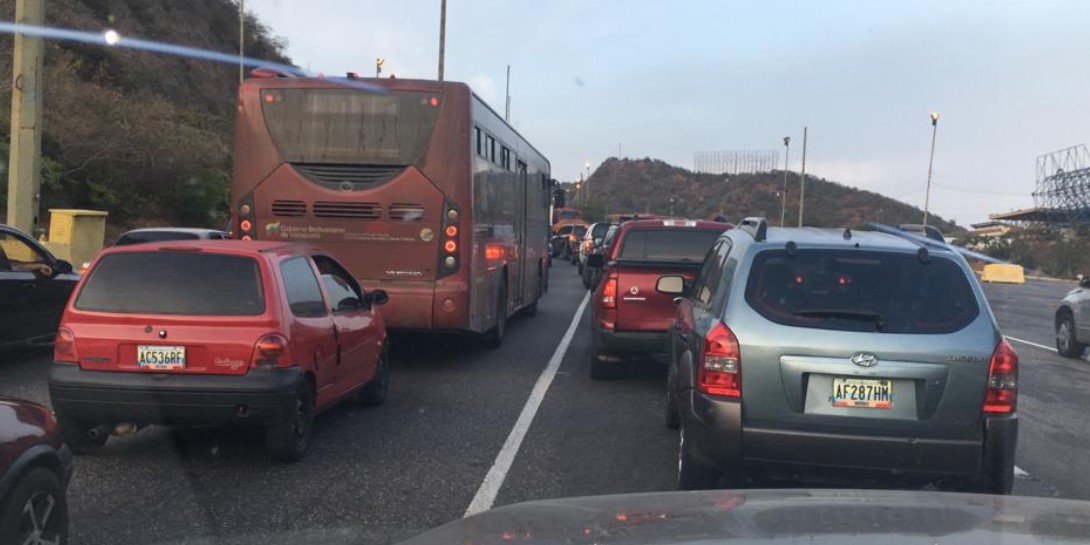 Alcabala de la GNB genera fuerte retraso en la autopista Caracas-La Guaira #10Mar (Foto)