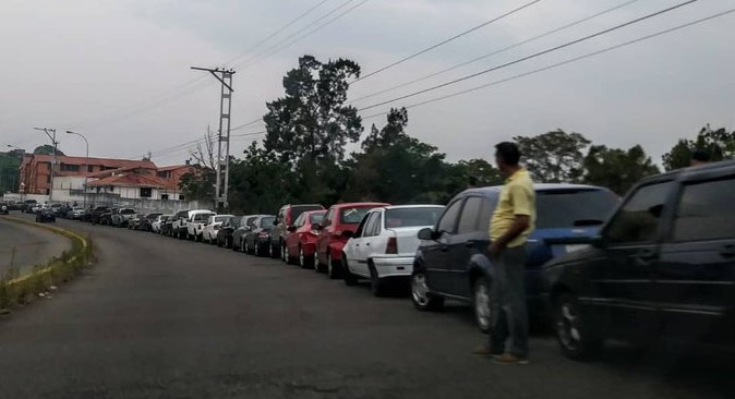 Así amaneció la KILOMÉTRICA cola para echar gasolina en San Cristóbal #11Mar (Foto)