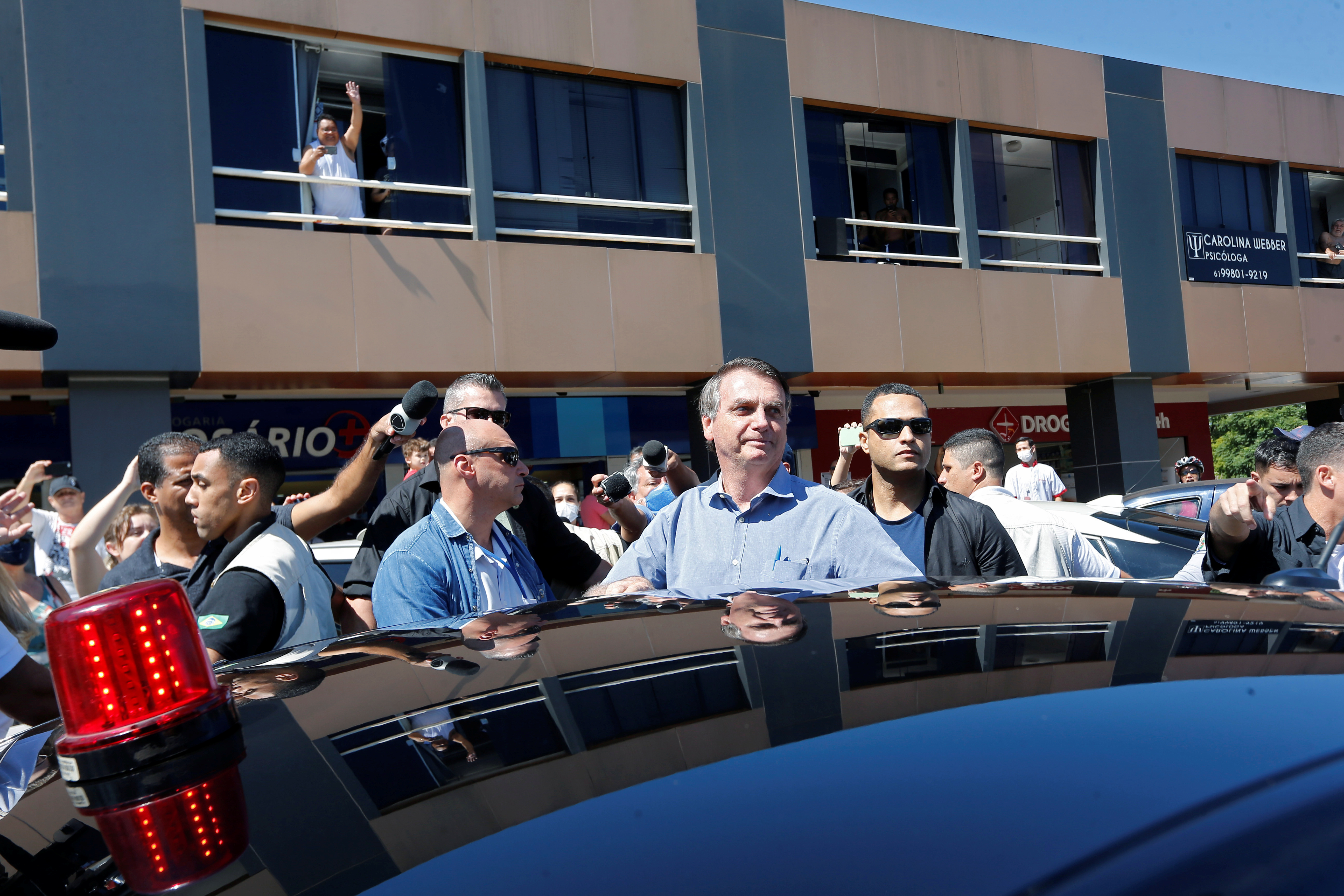 Bolsonaro vuelve a pasear en Brasilia y es recibido con aplausos y cacerolas