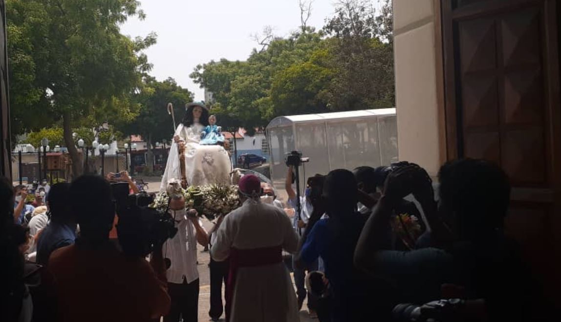 Feligreses elevaron sus plegarias a la Divina Pastora en Lara (Video)