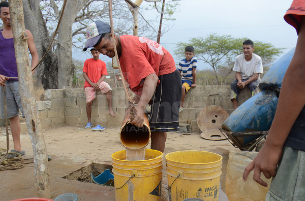 Larenses duran hasta un mes sin recibir agua (Fotos)