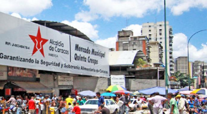 A pesar de la pandemia, caraqueños abarrotan el mercado de Quinta Crespo en busca de alimentos (Video)