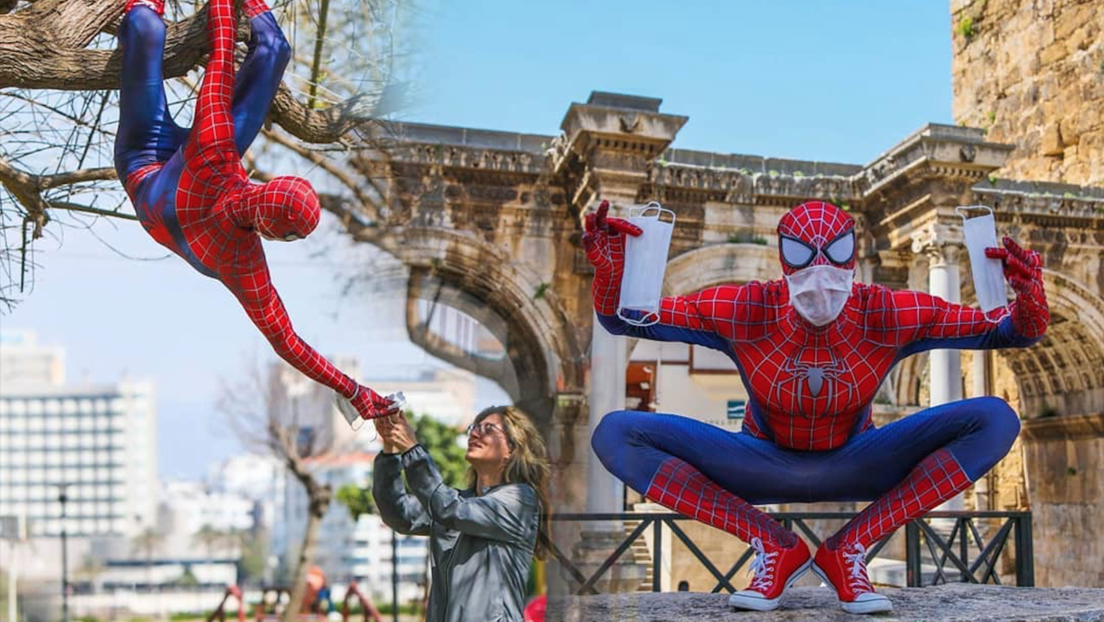 Ancianos de una ciudad turca reciben compras de un “Hombre Araña” en medio de la pandemia (Fotos)