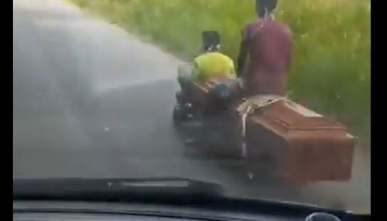 ¡En patineta! Así trasladan a los difuntos en Mérida por la escasez de gasolina (Video)