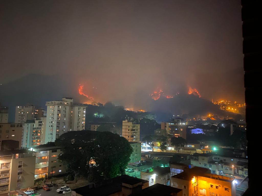 Fuerte incendio consume al parque Vicente Emilio Sojo en El Paraíso (Fotos y video) #11Abr