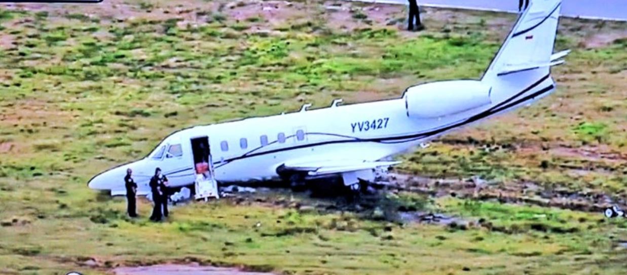 Los tripulantes de la aeronave venezolana tras salirse de la pista de Fort Lauderdale (Foto)