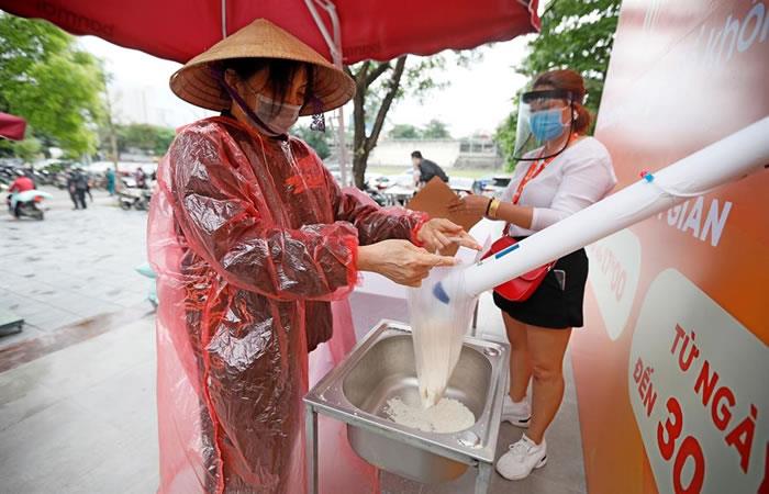 Estos “cajeros automáticos” ofrecen arroz gratis para los desempleados de Vietnam (VIDEOS)