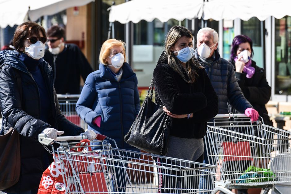 Piden en Estados Unidos ir menos al mercado y a farmacias durante el brote de coronavirus