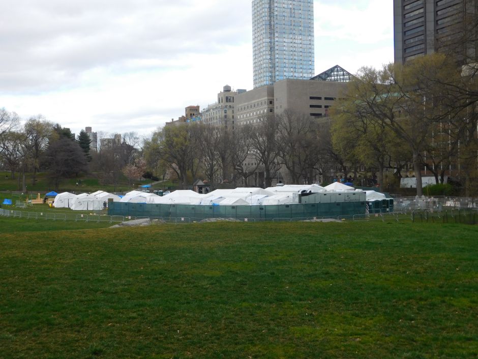 Fuertes vientos podrían dañar hospital provisional en Central Park contra el coronavirus