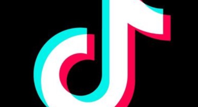 TikTok eliminará videos de usuarios que luzcan “demasiado feos, pobres o gordos”