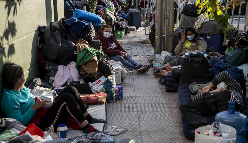 Chile aclaró que su plan de vacunación contra el Covid-19 incluye a “extranjeros irregulares”