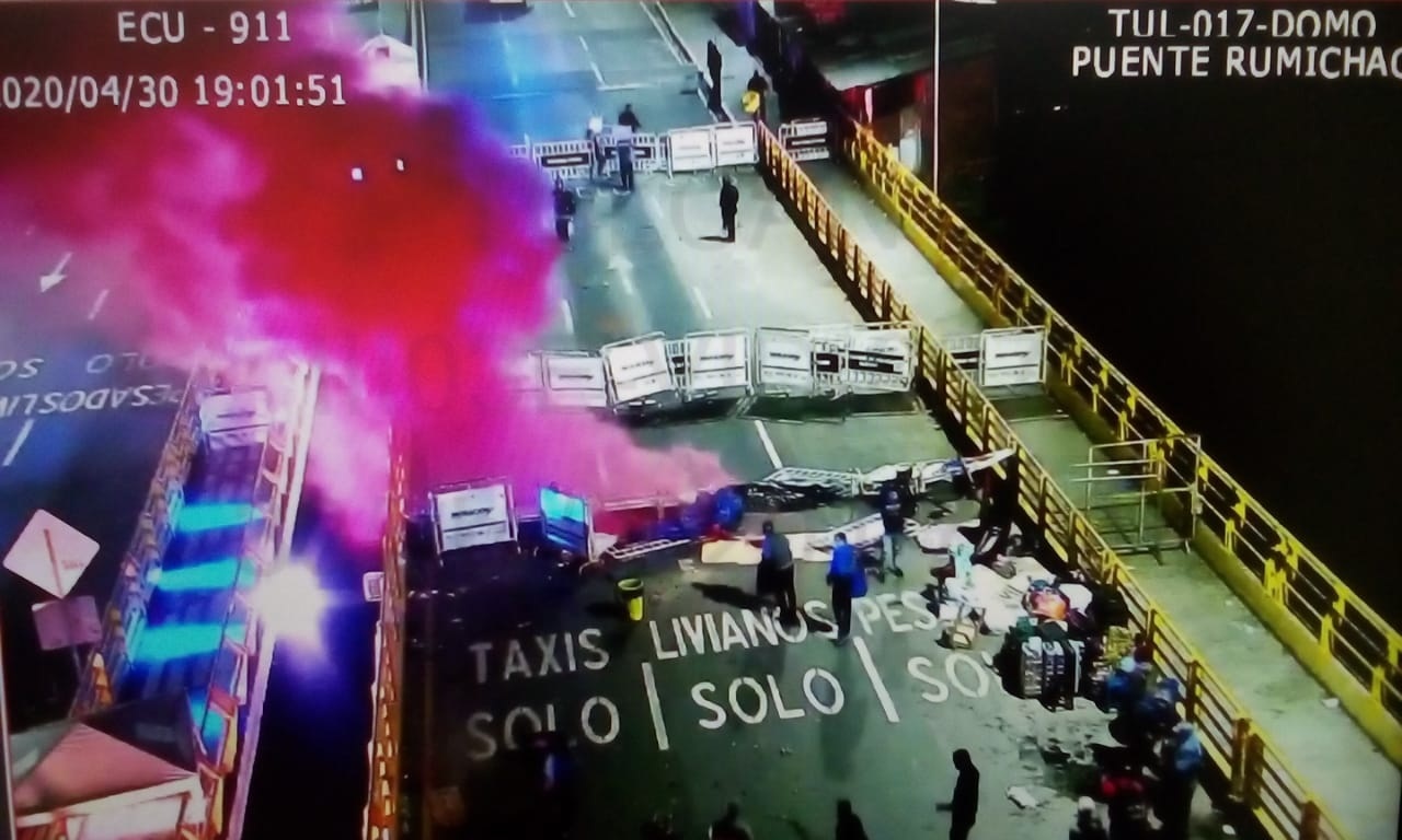 Policía colombiana reprime a venezolanos que querían cruzar la frontera en Ecuador (fotos)
