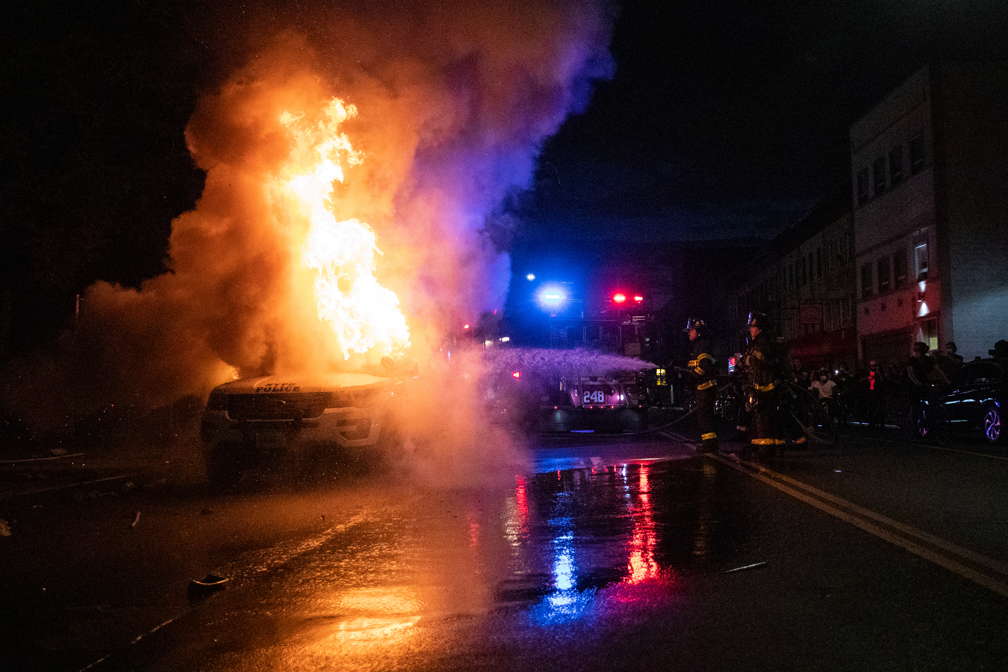 Hallan el cuerpo de un hombre cerca de un auto incendiado en Minneapolis