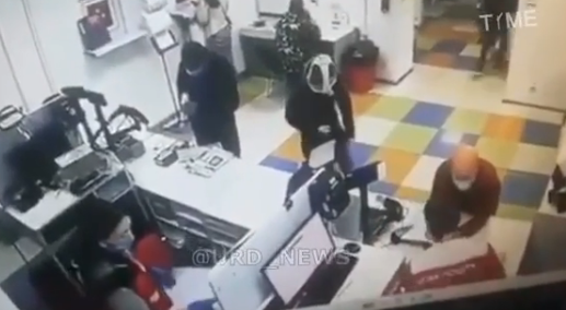 VIRAL: No la dejaron entrar sin mascarilla… así que se empelotó y se puso las pantaletas en la cara (VIDEO)