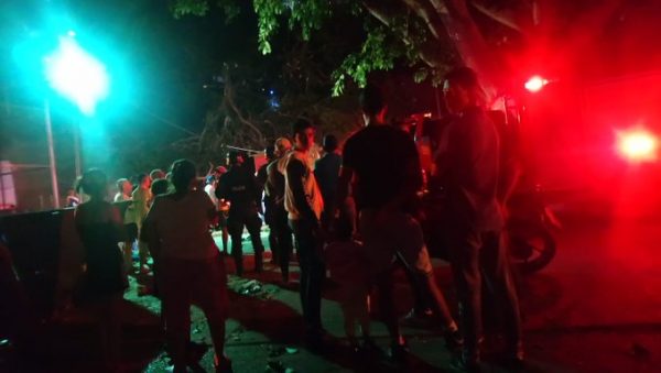 Niño murió y sus padres están heridos al caerle un árbol encima en Caracas