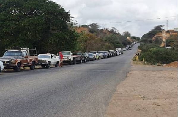 La INTERMINABLE cola de carros para echar gasolina en Falcón este #6May (Foto)