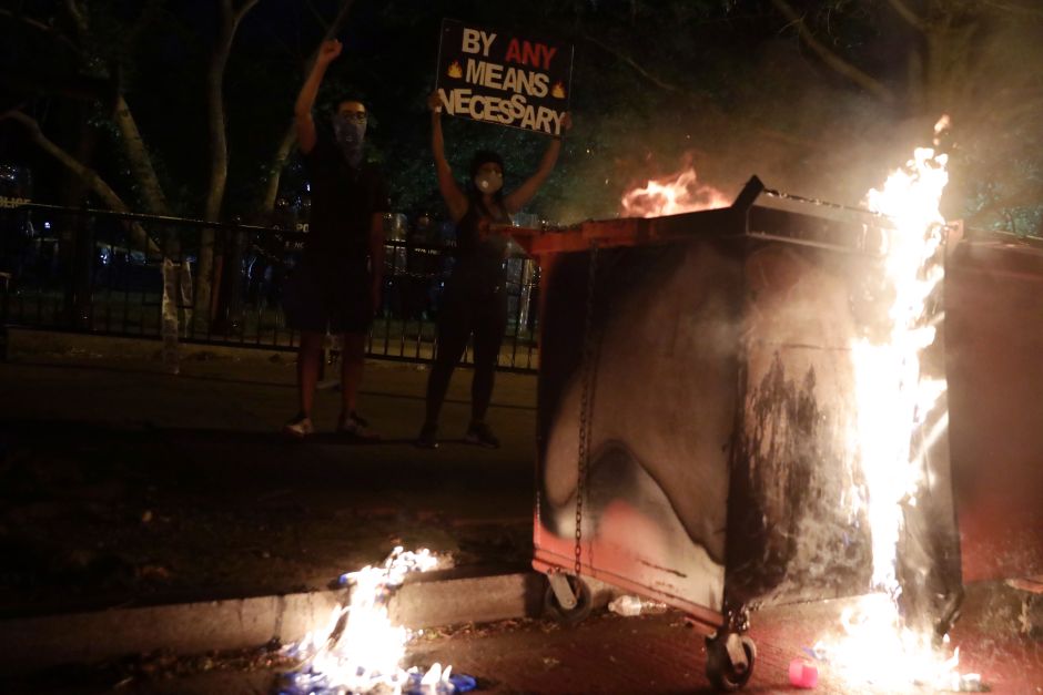 Más de 30 ciudades de Estados Unidos viven noche de fuego y furia