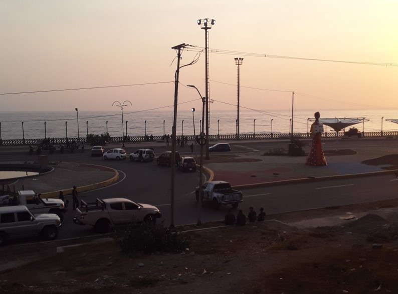 Restringido el paso de carros y personas en la redoma de Macuto por las Faes #3May (Fotos y Videos)