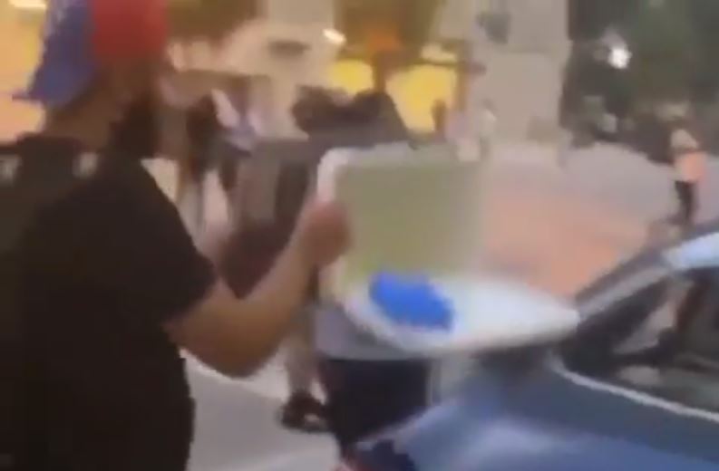 Revoltoso con la gorra de Venezuela participó en los actos vandálicos en EEUU (VIDEO)